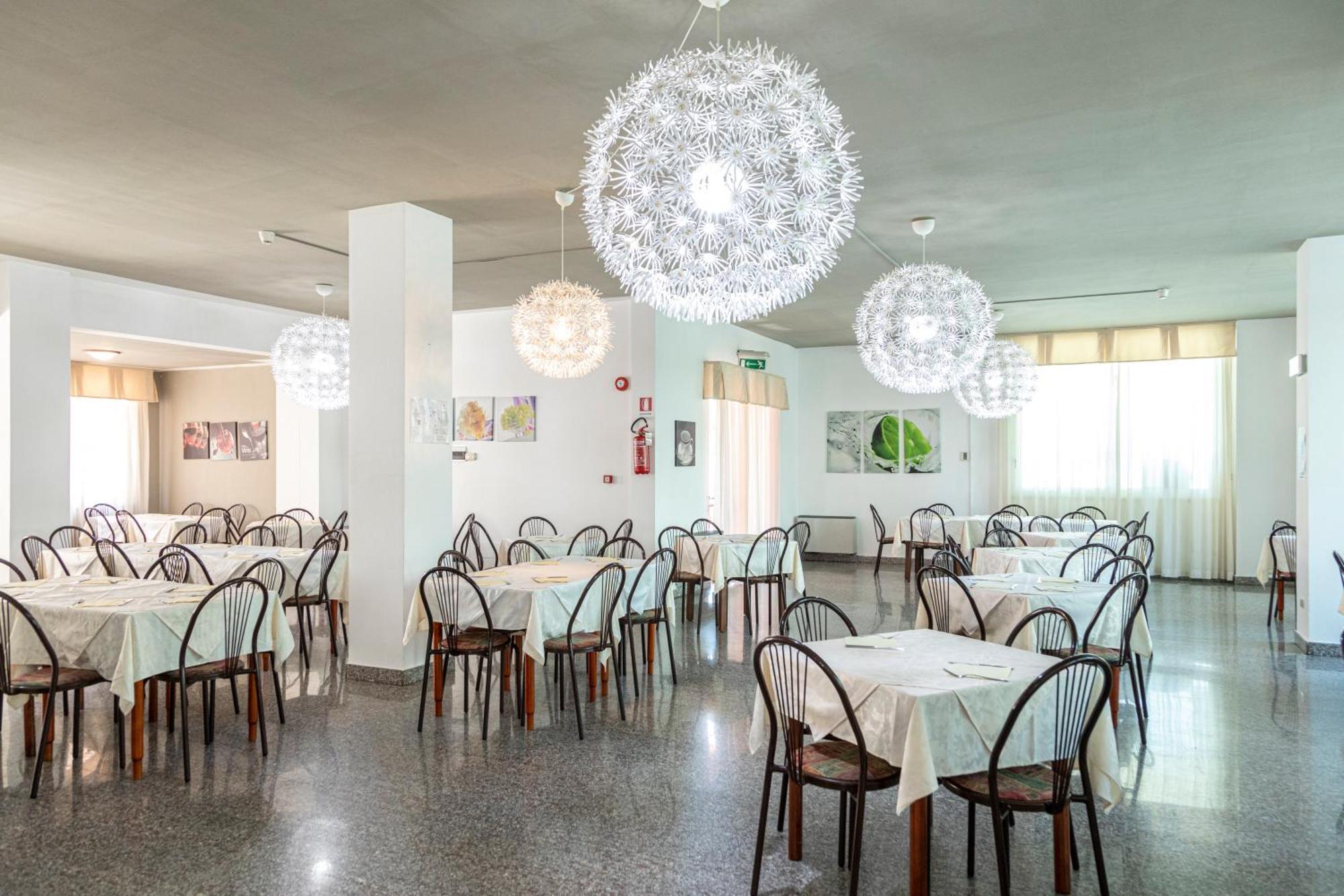 Family Hotel Mediterraneo - Azzurro Club Cesenatico Exterior photo